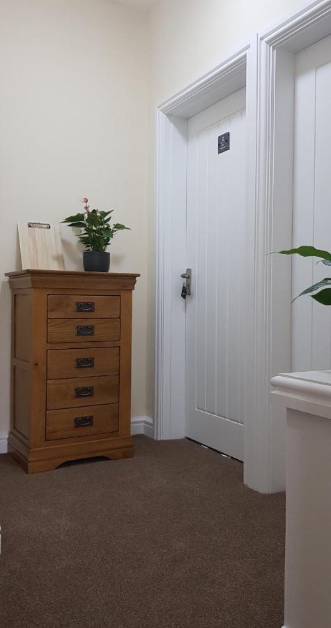 Ensuite Bed And Breakfast Rooms At The Ring Pub Gwredog Exterior photo