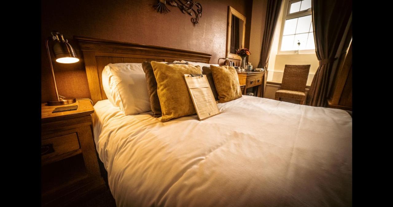 Ensuite Bed And Breakfast Rooms At The Ring Pub Gwredog Exterior photo