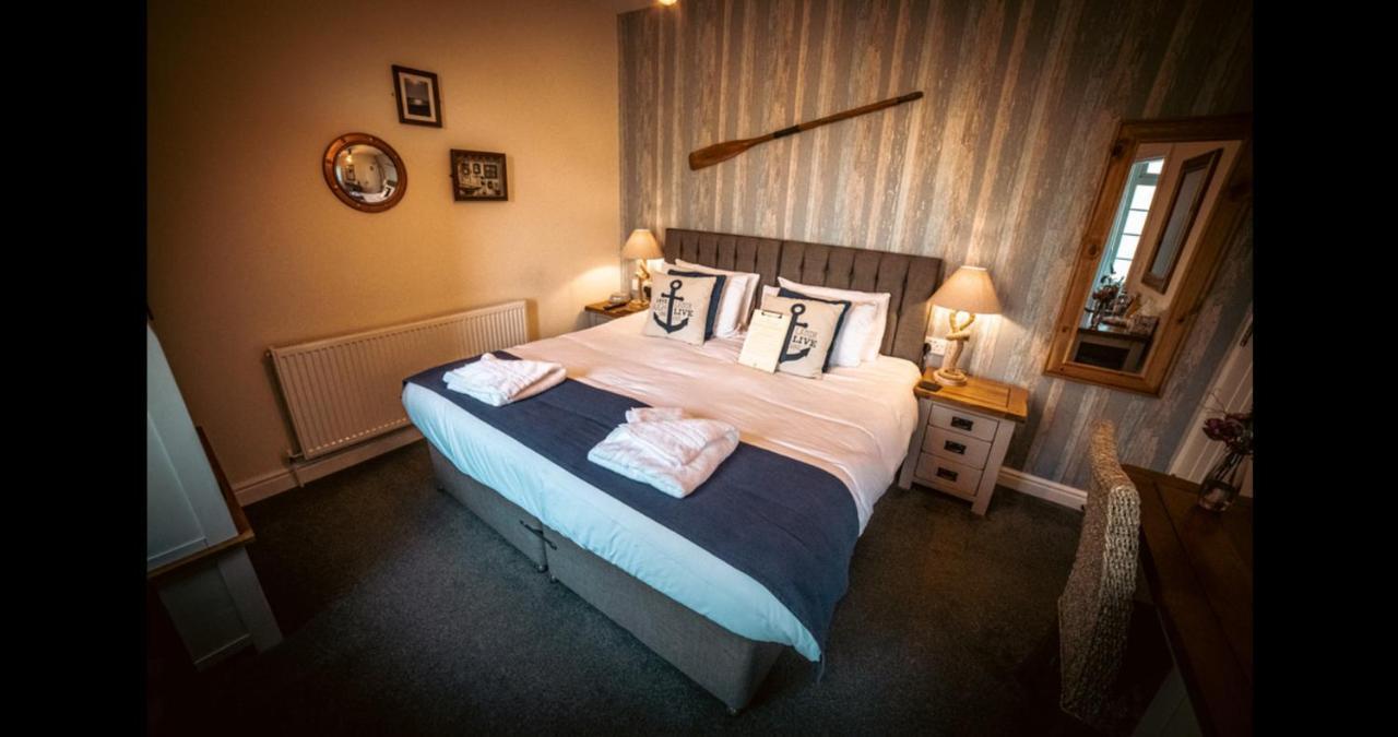 Ensuite Bed And Breakfast Rooms At The Ring Pub Gwredog Exterior photo