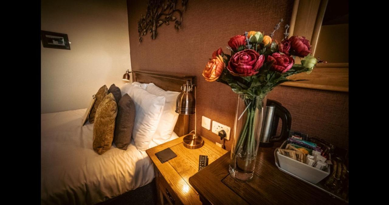 Ensuite Bed And Breakfast Rooms At The Ring Pub Gwredog Exterior photo